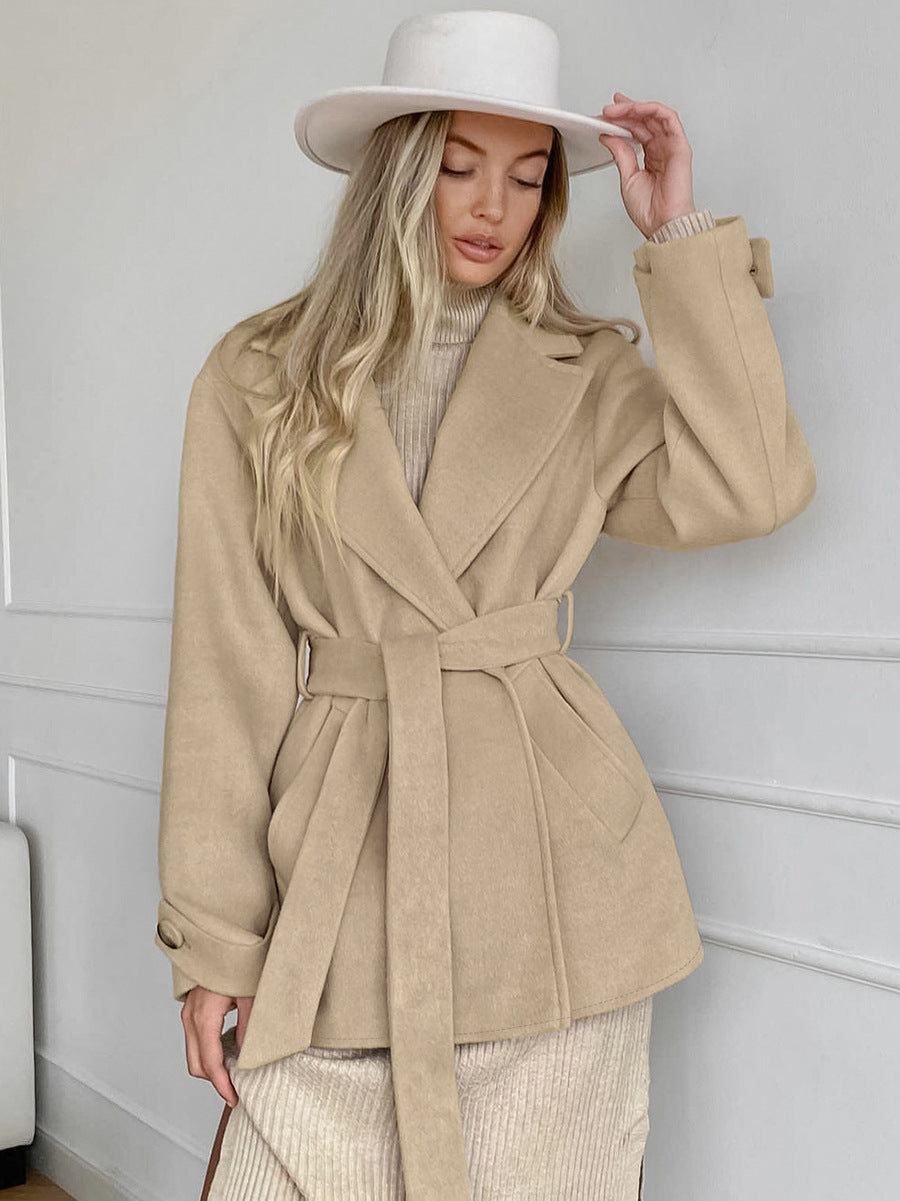 Manteau Trench Rétro Beige Sable à Col Tailleur – Élégance Intemporelle