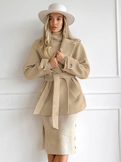 Manteau Trench Rétro Beige Sable à Col Tailleur – Élégance Intemporelle