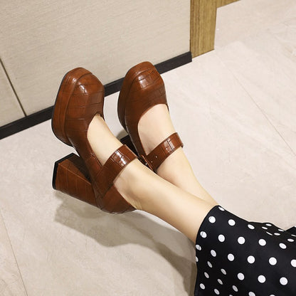 Escarpins Rétro à Talon Bloc — Bout Carré & Bride Ajustable