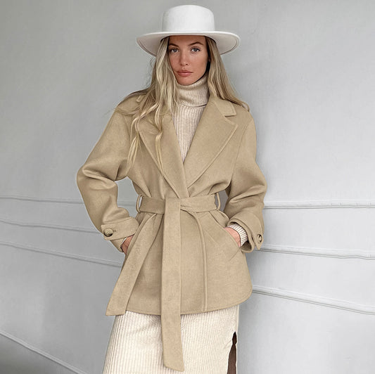 Manteau Trench Rétro Beige Sable à Col Tailleur – Élégance Intemporelle